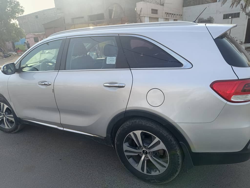 KIA Sorento 4×4, 7 places, économique, climatisée