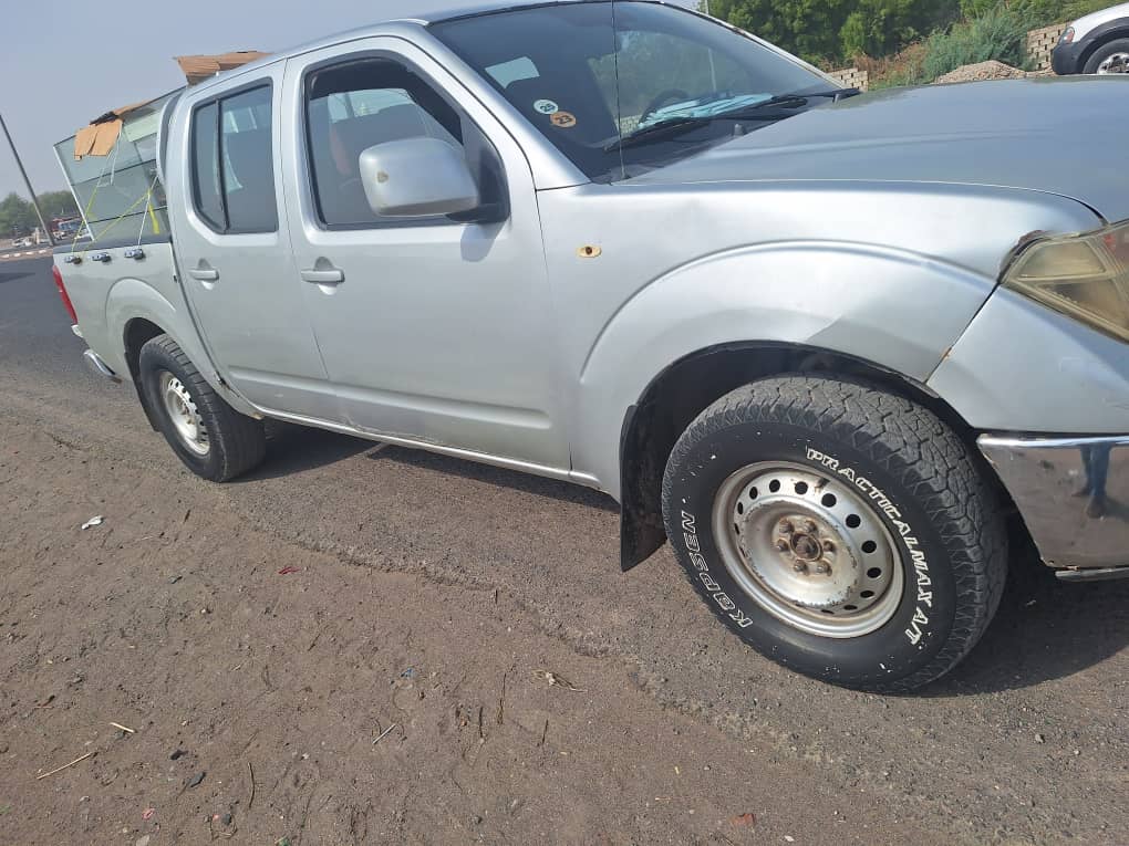 Nissan Navara 2013 en bon état à Djibouti