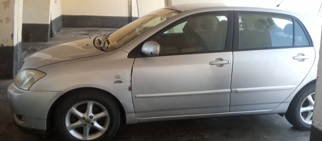 Toyota Corolla, manuel en très bon état avec climatisation et Radio fonctionnelles