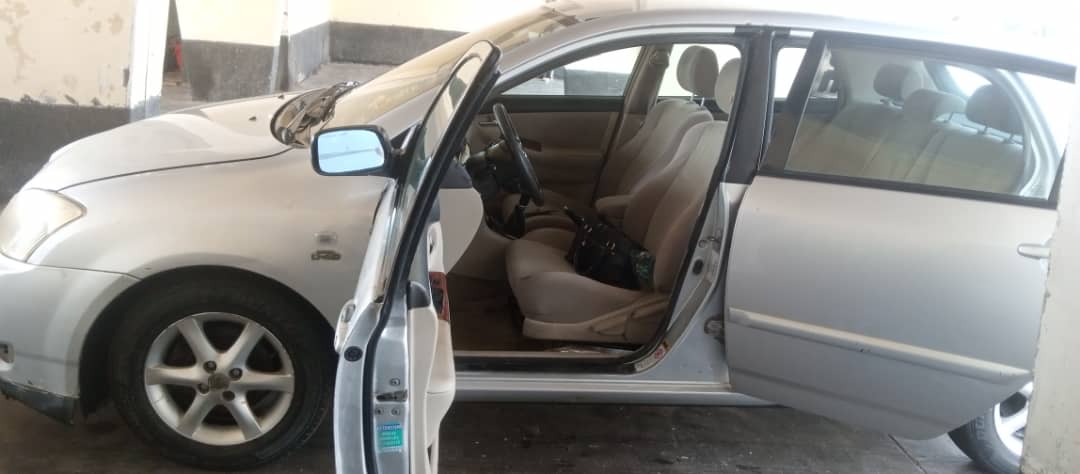 Toyota Corolla, manuel en très bon état avec climatisation et Radio fonctionnelles